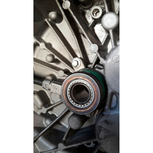 Facom 21790 automotive clutch release bearing with visible metal casing and ball bearings, close-up photo.