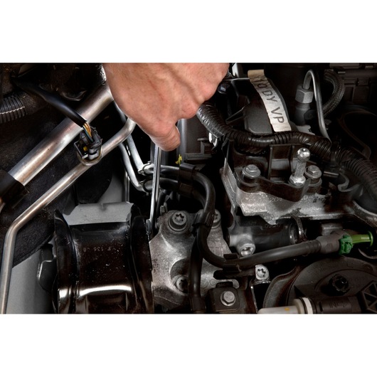 Facom hand tool 59_27X29 in use tightening bolt on car engine, close-up photography.