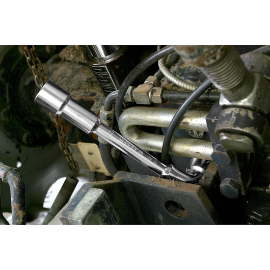 Facom 75_22 socket wrench used on machinery components, close-up view with visible metal surfaces.
