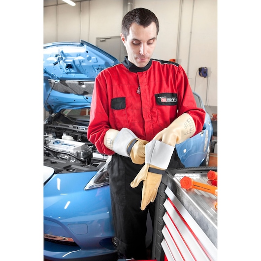 Facom BC_109VSE photography of technician in red coverall and safety gloves next to blue car in workshop.
