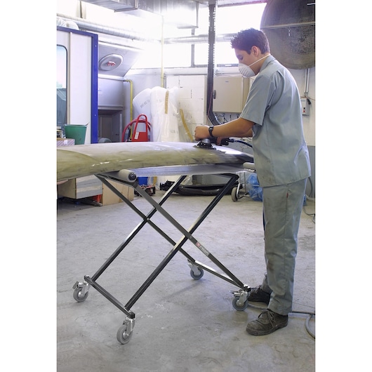 Facom CR_S7 adjustable metal worktable with caster wheels, side view, used in workshop