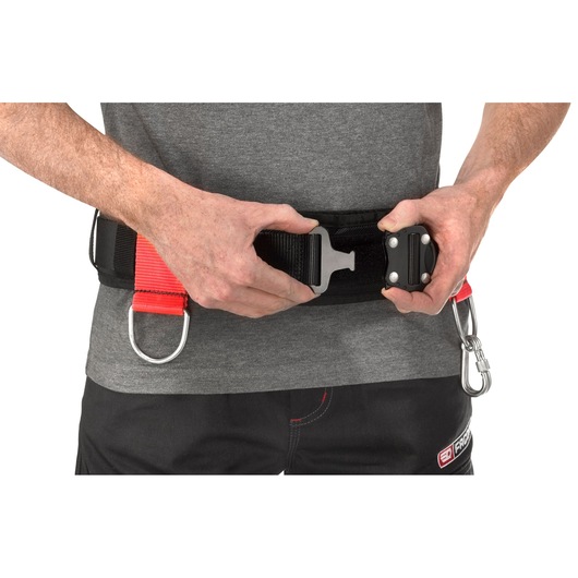 Facom CT70-100 safety belt with black strap, metal buckle, and red accents, shown at waist level.
