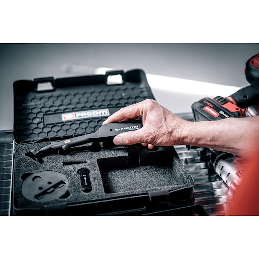 Photo of Facom DX_TSCANPB tool kit in a black case, hand holding main tool, accessories in foam insert.