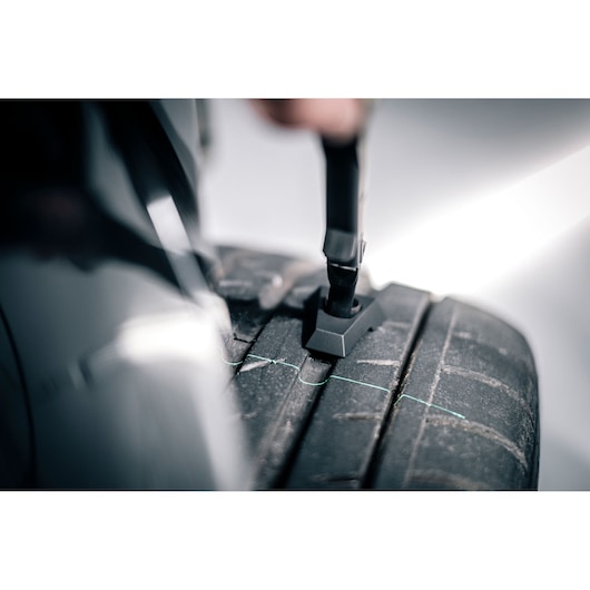 Facom DX_TSCANPB tool scanning a tire tread with a close-up view.