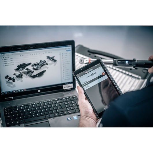 Facom E_516ST-340PB photography showing tablet and laptop with engineering diagrams and digital tool.