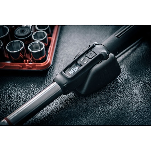 Facom E_516ST-340PB electronic torque wrench close-up with battery indicator and socket set.