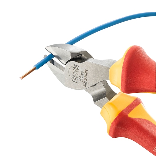 Facom E050407 insulated side-cutting pliers cutting blue wire, close-up on white background.