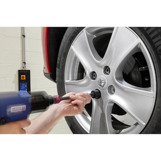Facom E201127 photography showing tool in use on a car wheel viewed from the side.