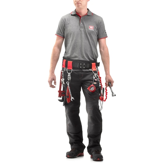 Facom MOUSQ8X80SLS photography of a person wearing a tool belt with secured tools, front angle.