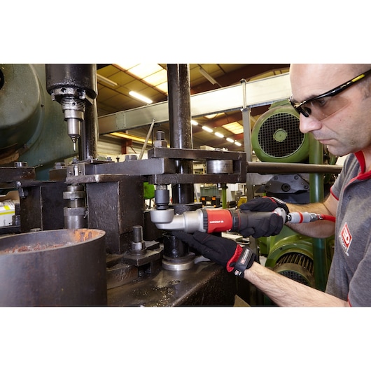 Facom NS.A1700F2PB pneumatic angle tool used on industrial machinery in factory setting.