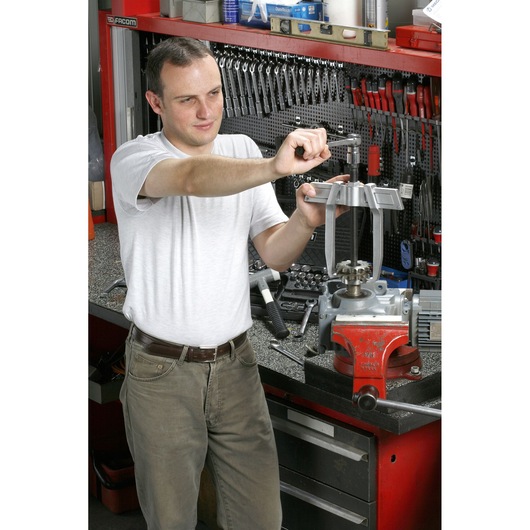 Facom U_232-340 photography of metal part inspection in workshop with tools and red vise.